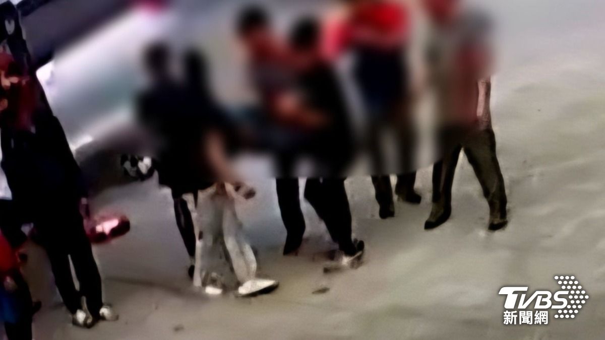 約１０位熱心民眾，第一時間協助將卡在駕駛座全身抽搐男子抬下車。（圖／熱心民眾提供）