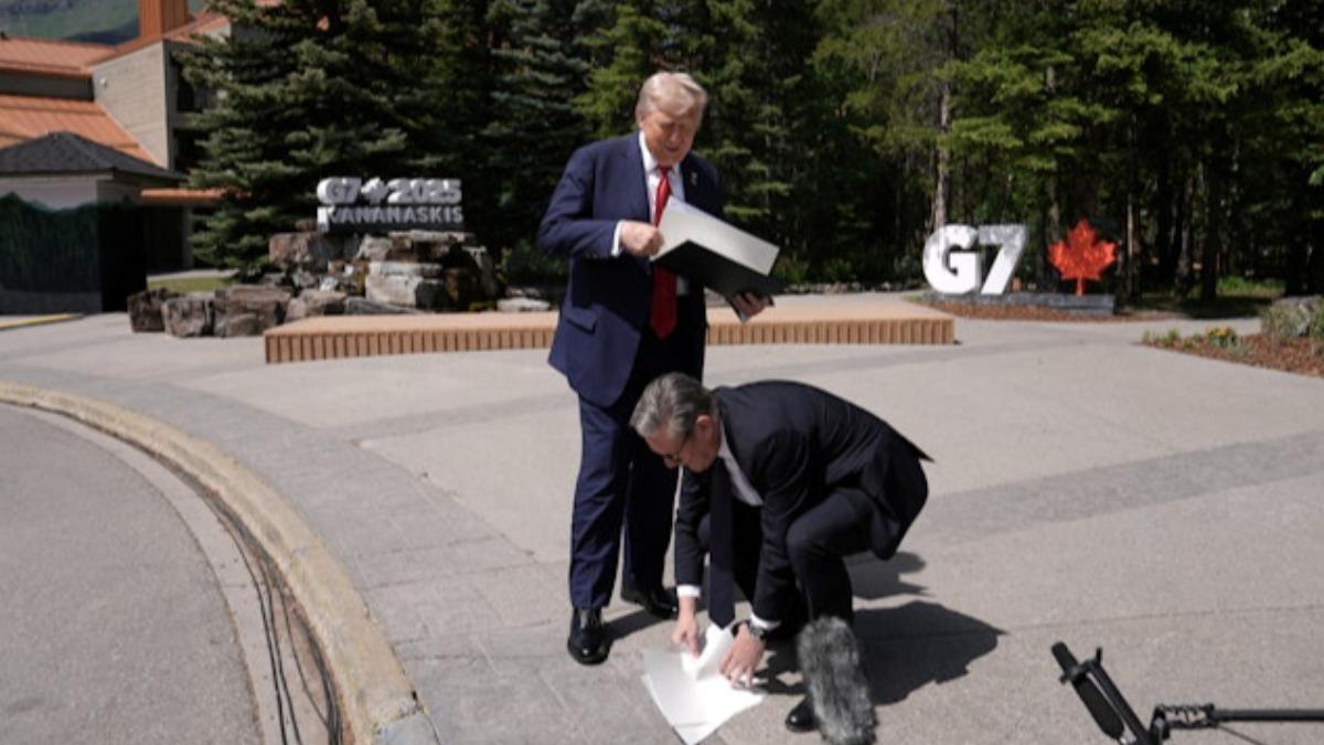 G7峰會傳烏龍!川普掉落「重要文件」英首相蹲地撿協議