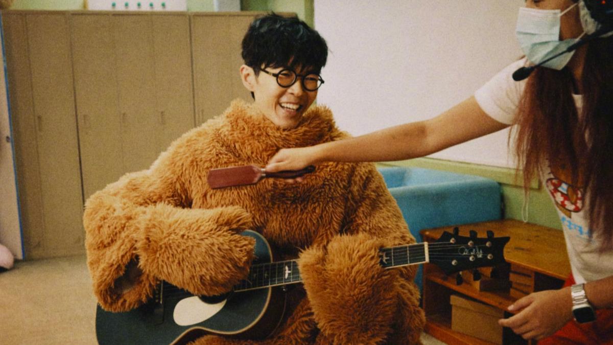 方大同以最真實的模樣呈現〈回留〉一曲。（圖／翻攝自方大同微博）