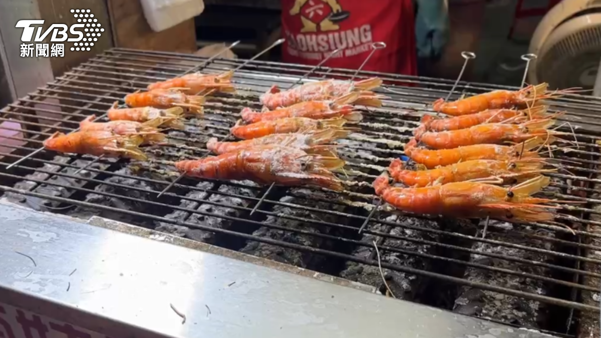 支付了500元，但打開外帶包裝後發現只有6隻蝦，讓消費者感到價格過高，懷疑被坑殺。（圖／TVBS）