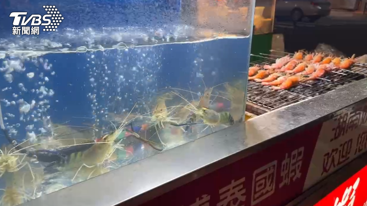 業者回應招牌上已清楚標示價格，並無強迫消費，販售的都是新鮮活蝦現場烤製，若客人事後反應價格太貴，也會提供退費服務。（圖／TVBS）