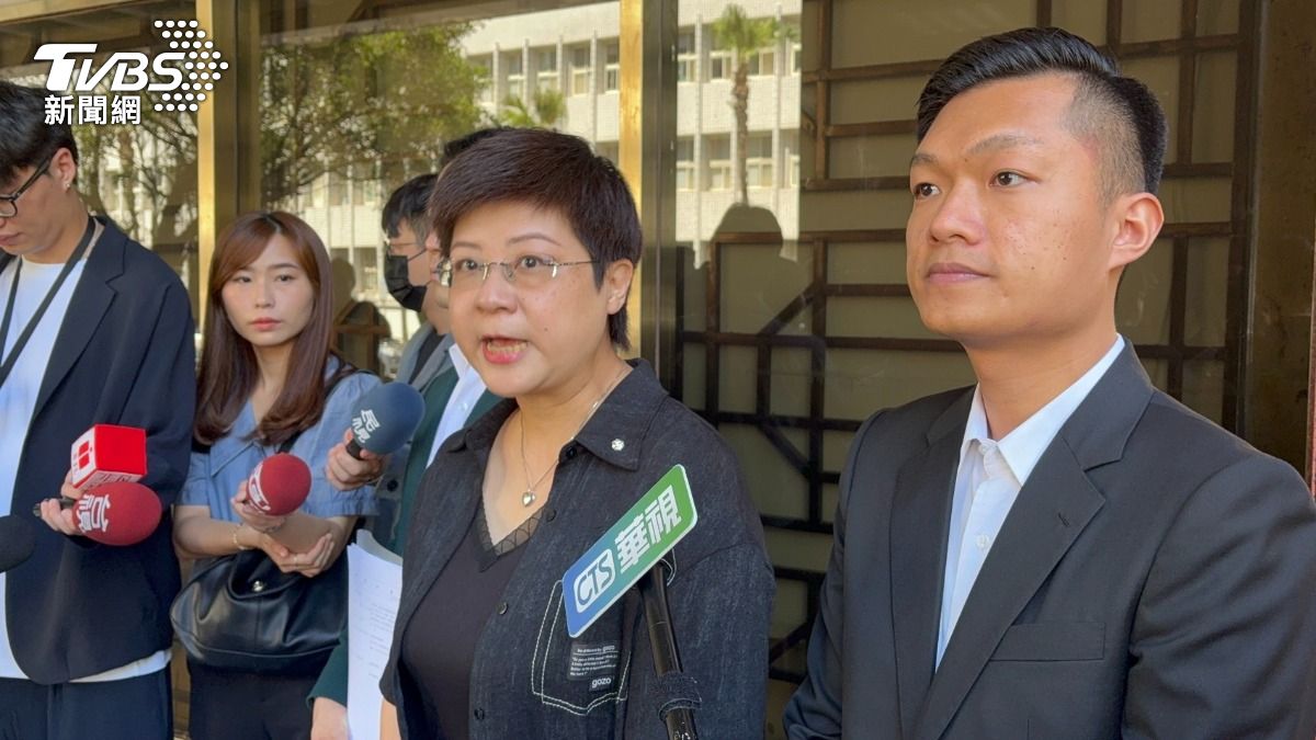 新竹市雙罷免總部發言人林志潔、領銜人戴振博(右)。(圖/潘千詩攝)