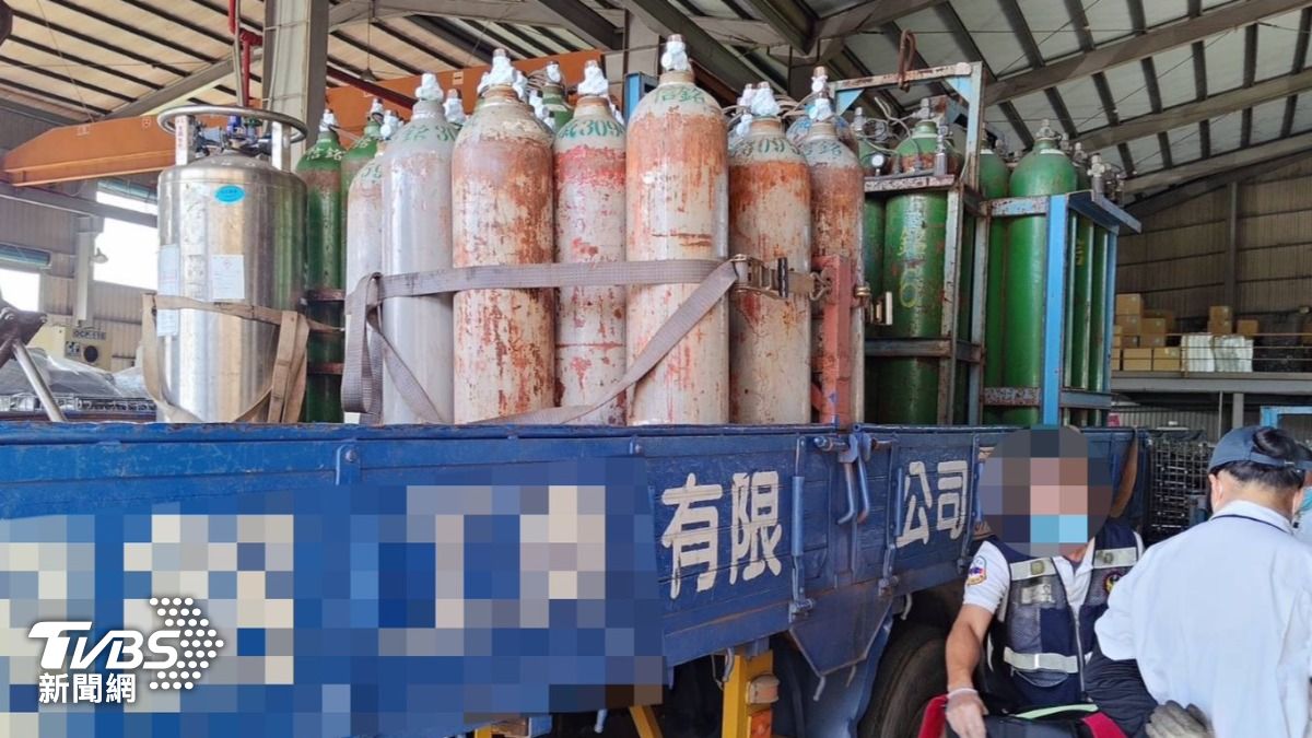 何男駕駛大貨車前往該公司工廠執行回收舊CO₂鋼瓶作業。(圖/TVBS)