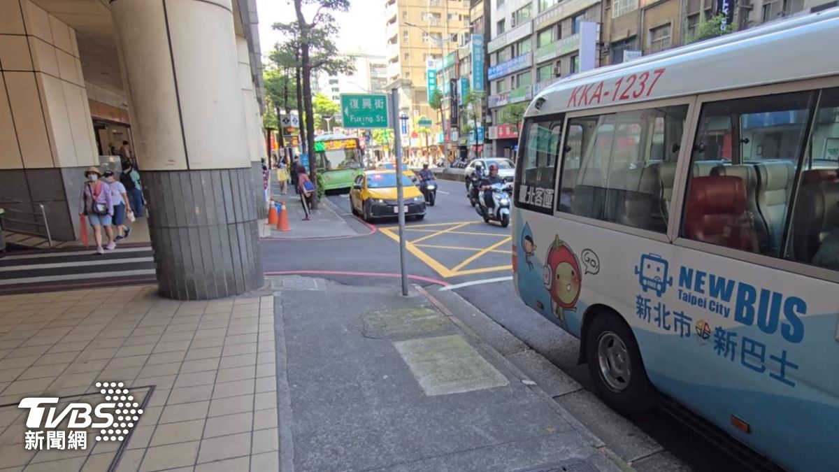 頂溪捷運站出口外，有計程車違規停在紅線，也擋住公車動線。（圖／TVBS）