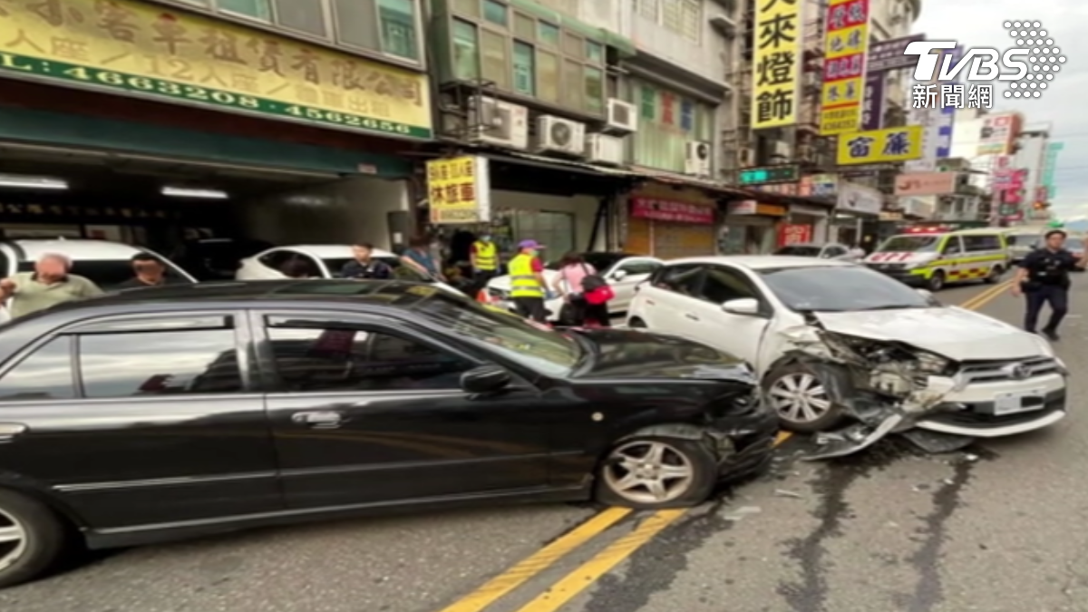68歲婦稱煞車失靈逆向撞。（圖／TVBS）