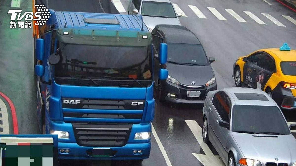 源遠路與暖江橋口偵測砂石車違規行駛畫面。（圖／TVBS）