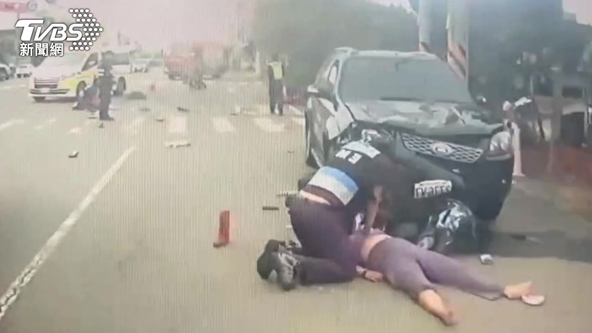 母女其中一人被撞飛至車頭前雙雙送醫不治。(圖/TVBS)