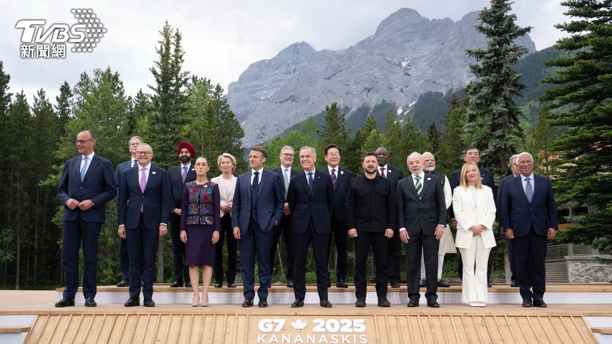 G7峰會落幕 川普缺席大合照 澤倫斯基站C位。（圖／達志影像美聯社）