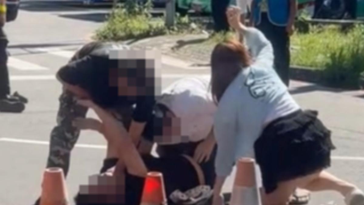 3男1女在停車場打成一團。(圖/臉書爆廢公社)