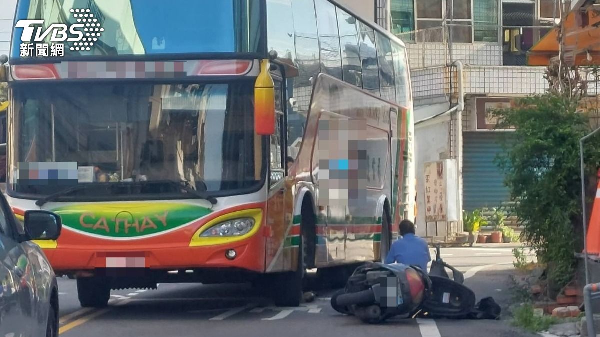 有片/校車左轉吞機車!騎士遭捲車底大腿受傷 28學生嚇壞