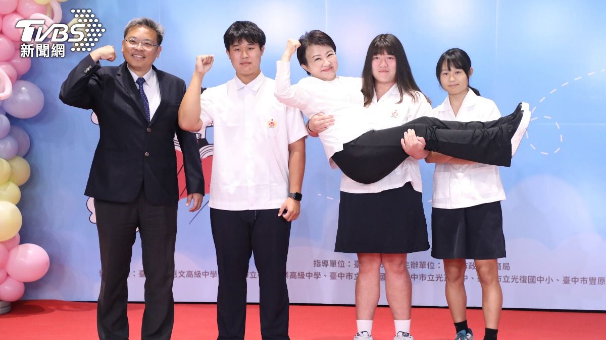 8043優秀學子得市長獎！拍照放大絕　女同學公主抱盧秀燕
