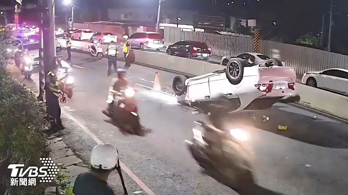 驚悚翻車！無照男又闖禍 自撞號誌桿四輪朝天橫躺車道
