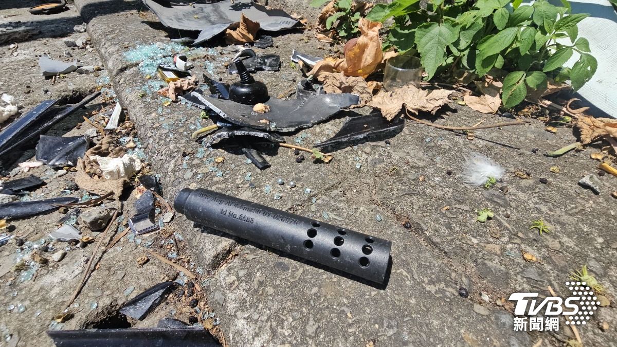 民眾發現車禍散落物中。有部分空氣槍零件跟BB槍鋼彈,警方現場搜索未發現不法。(圖/TVBS)