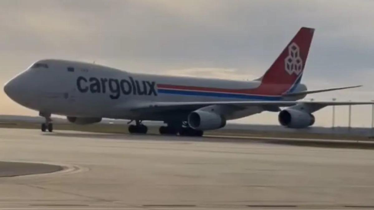 這3架貨機機型為波音747、通常用於運輸軍事裝備和武器。(圖/翻攝自The Daily Telegraph)