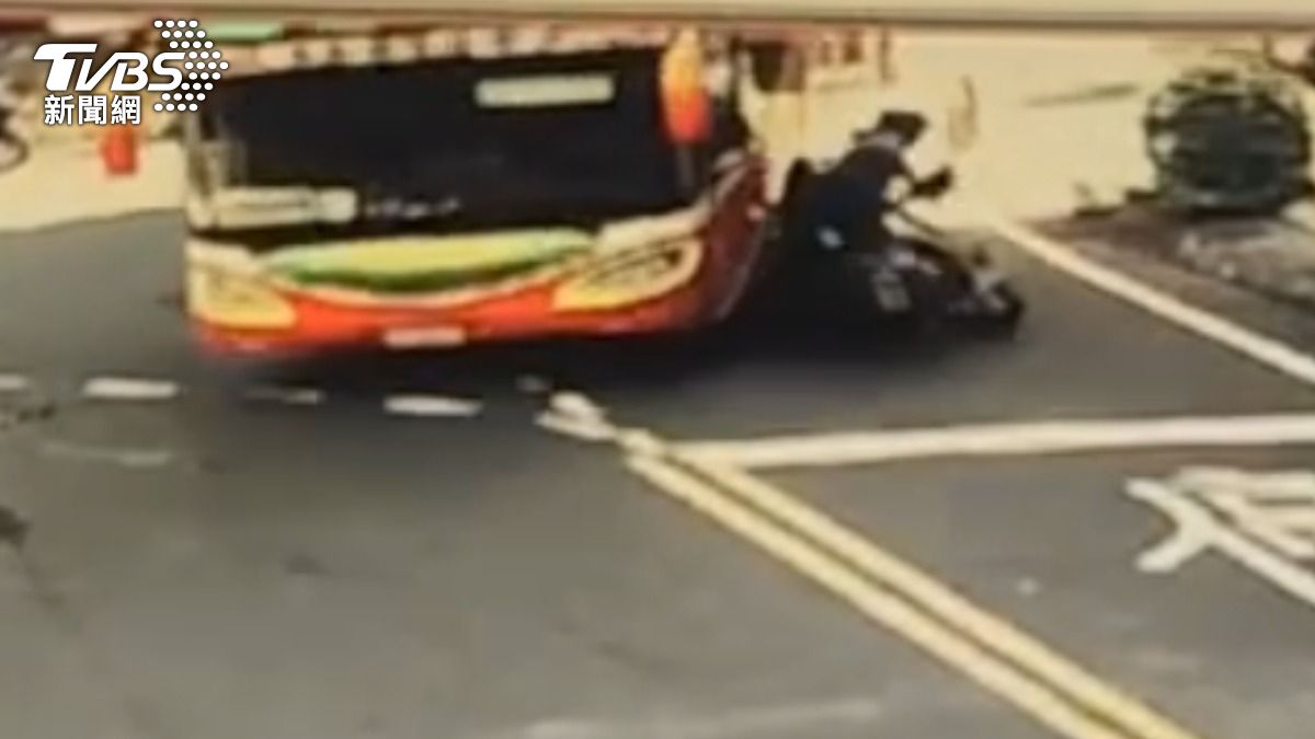 校車左轉時不慎撞上機車騎士驚險瞬間。（圖／TVBS）