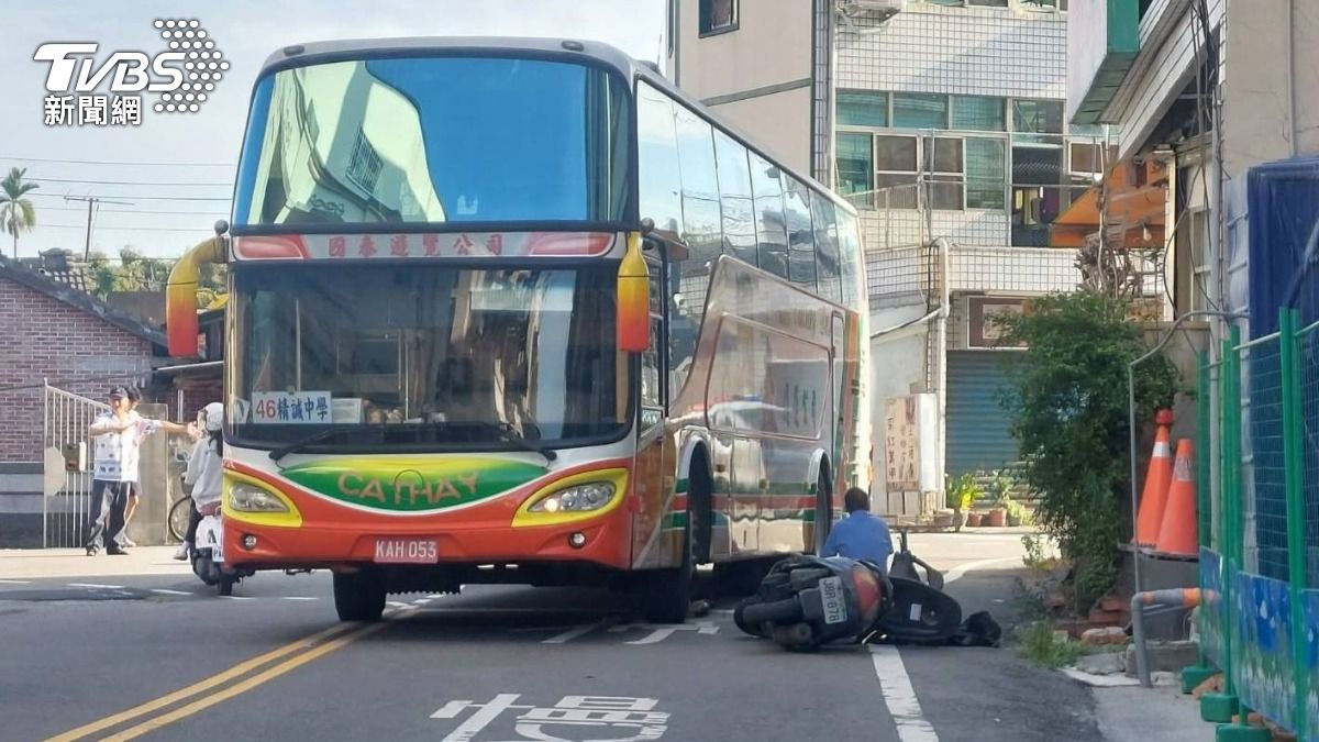 機車騎士捲入校車底下等待救援。（圖／TVBS）