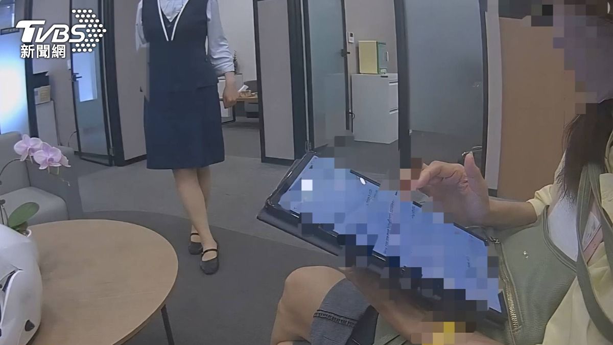 林女跟網友兩人從未見過面,對話混用著英文及簡體中文。(圖/TVBS)