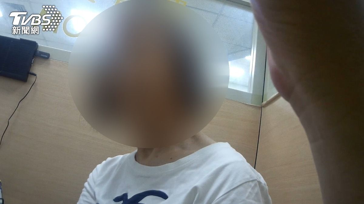 蔣姓婦人受到網友所託,拜託她匯款12萬元給網友的許姓朋友。(圖/TVBS)