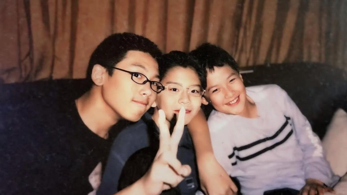 柯震東曬出與哥哥柯家洋、好友王大陸的童年合照，三人戴著眼鏡笑得燦爛，模樣青澀童真。（圖／翻攝自柯震東IG）
