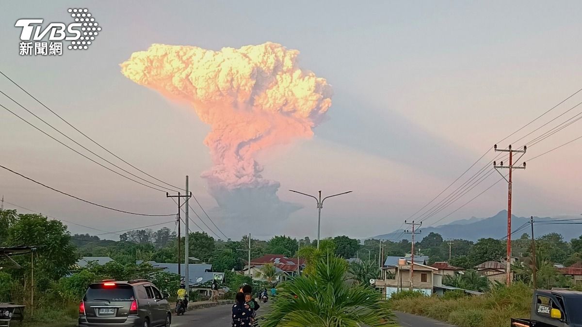 印尼勒沃托比火山爆發。(圖/達志影像美聯社)