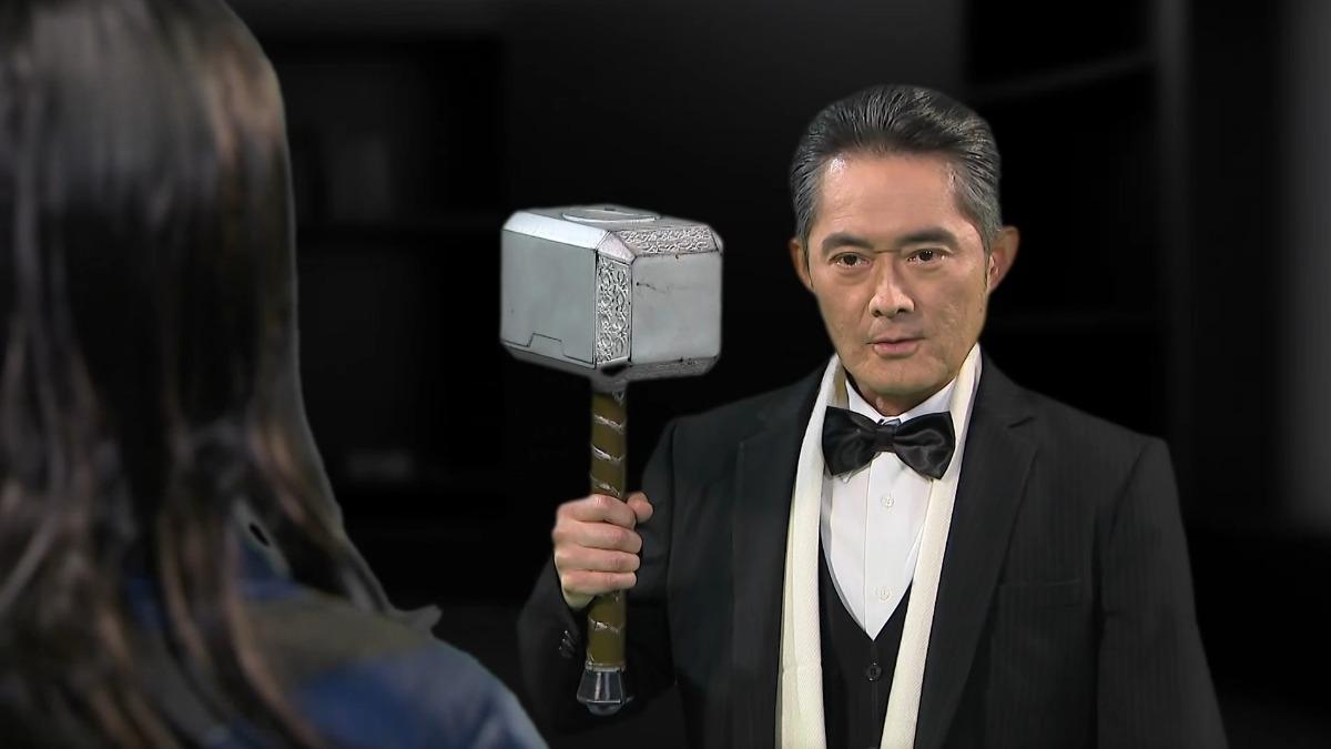 江國j賓在AI虛擬世界拿起雷神之鎚對戰。(圖/三立提供)