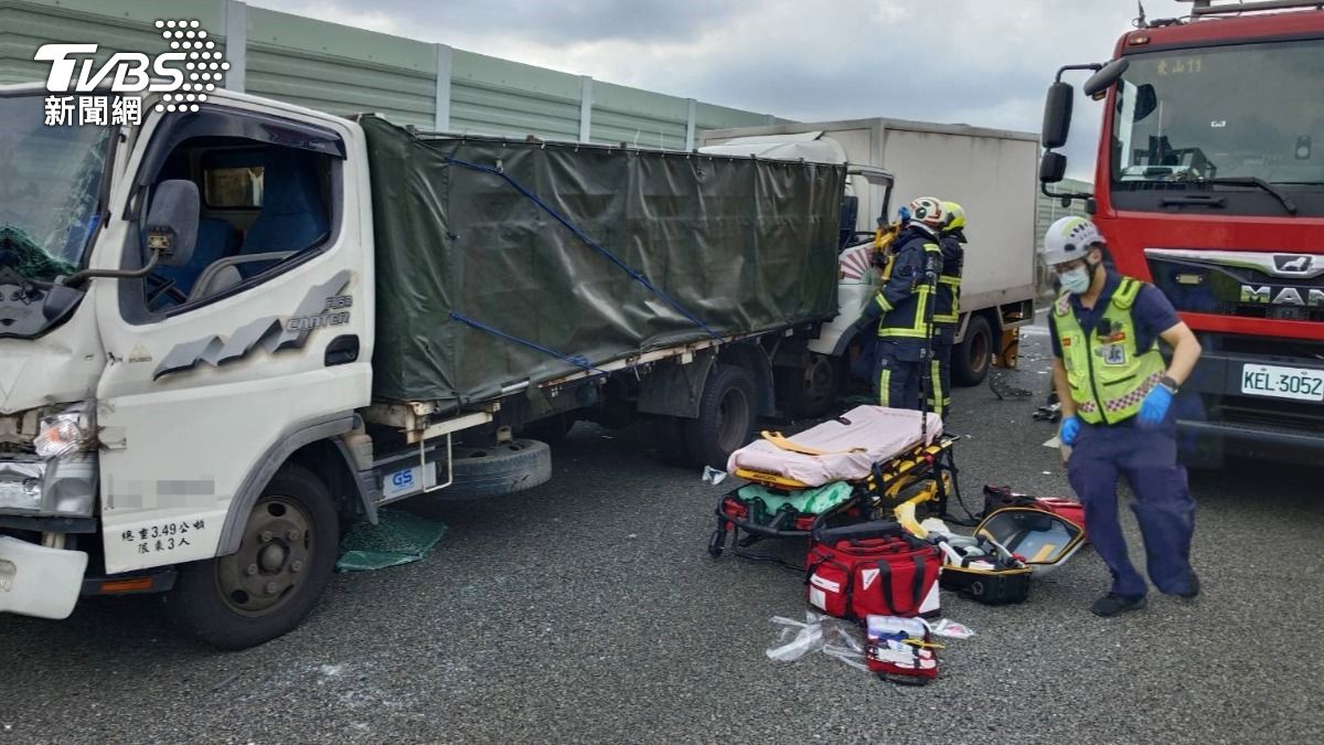 台74線重大車禍!3貨車連環撞慘況曝 36歲男受困重傷亡