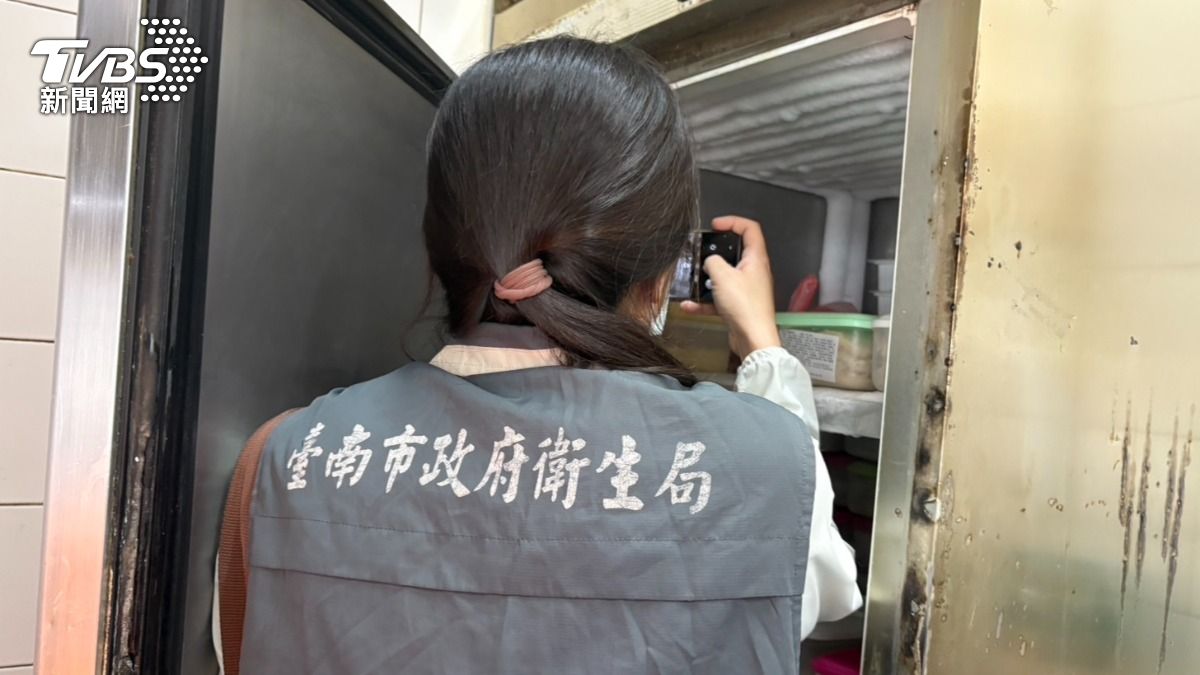 周氏蝦捲「廚餘倒回滷鍋」爆食安!衛生局:店員個人行為、不罰店家