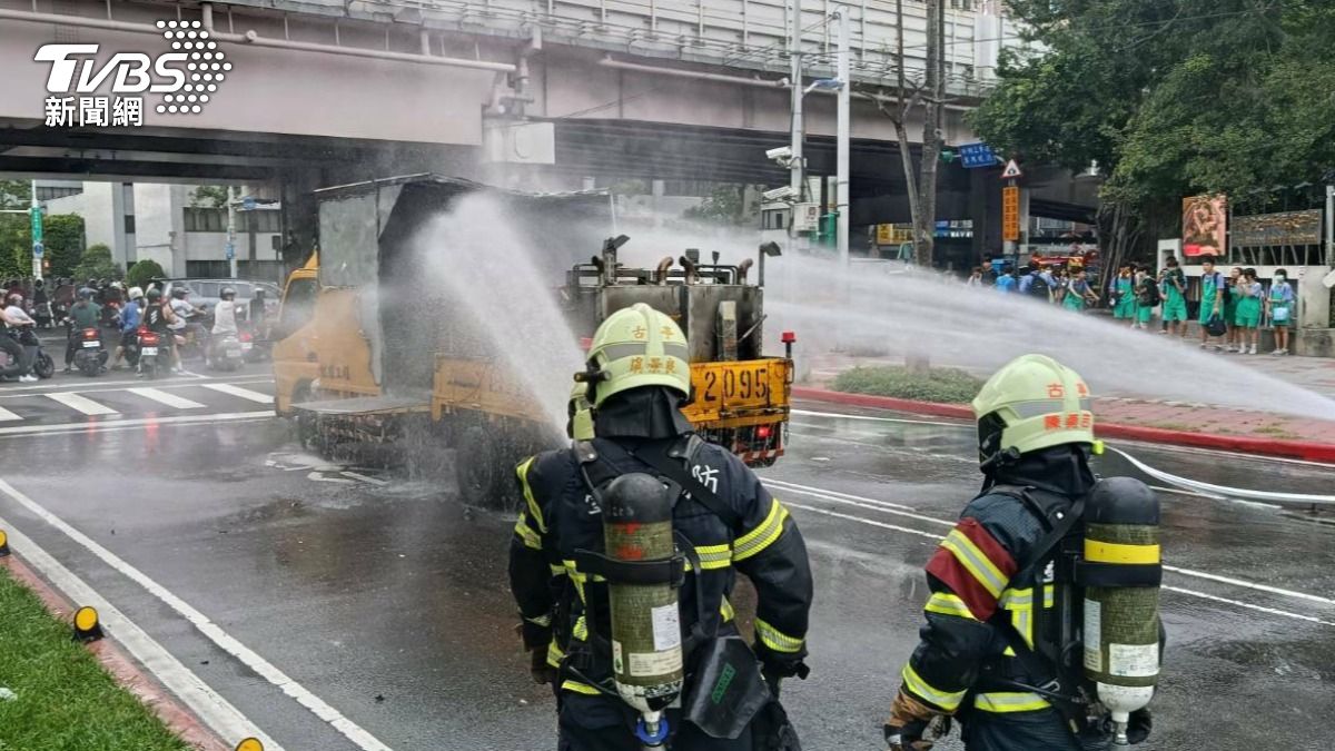 快訊／北市辛亥路工程車起火　行駛到一半工人急逃生