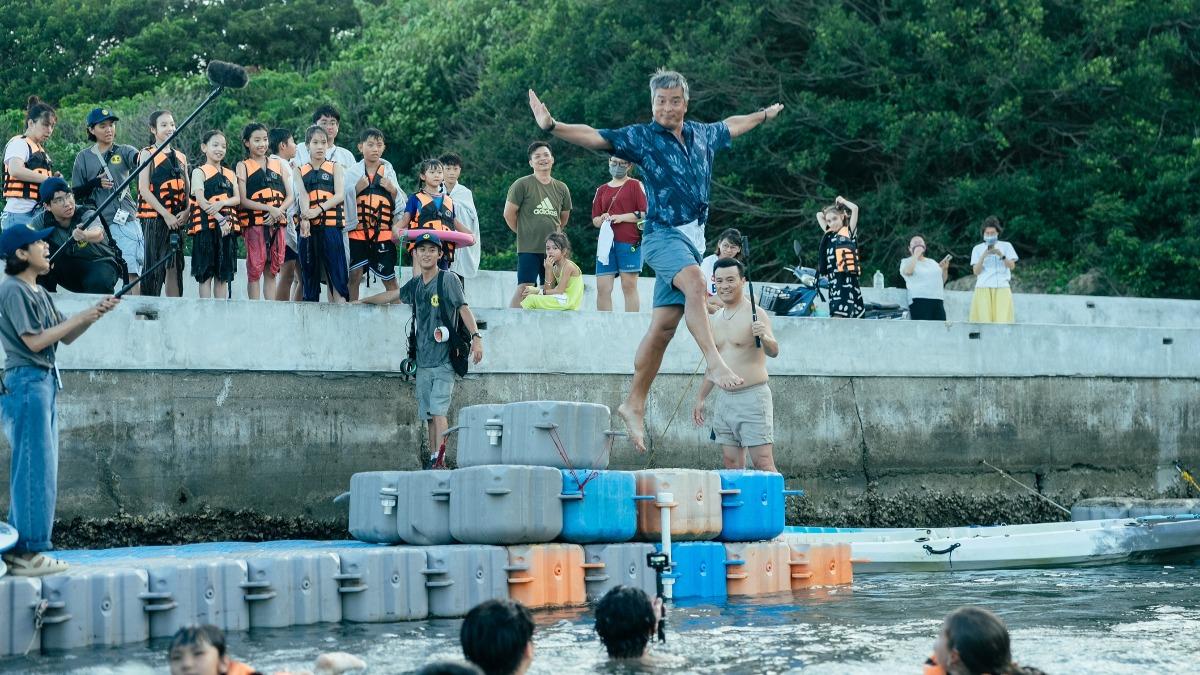 李銘順(中)搞笑以舞蹈姿勢跳港。(圖/公視提供)