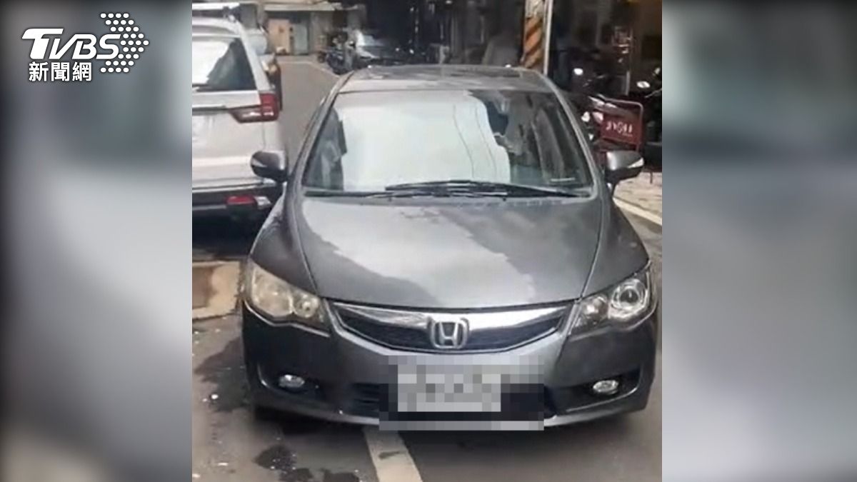 樹林巷弄爆衝突,住戶控駕駛「肩膀撞擊」,雙方互嗆對峙。(圖/TVBS)