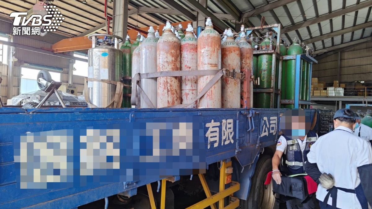鋼鐵工廠發生工安意外,一工人命危。(圖/TVBS)