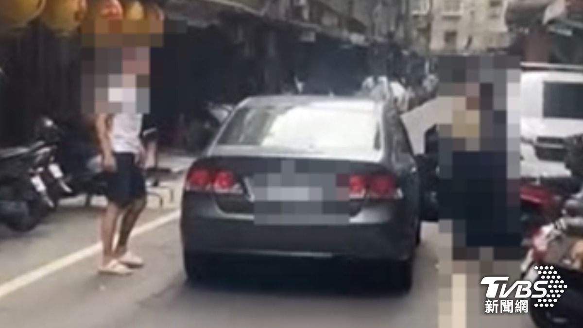 樹林巷弄爆衝突,住戶控駕駛「肩膀撞擊」,雙方互嗆對峙。(圖/TVBS)