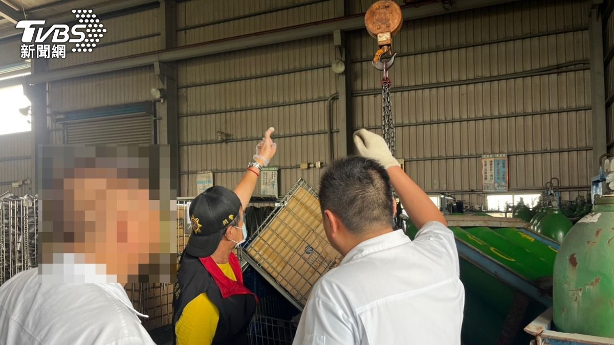 鋼鐵工廠吊掛二氧化碳鋼瓶,鋼瓶架直接掉落,重砸工人頭部。(圖/TVBS)