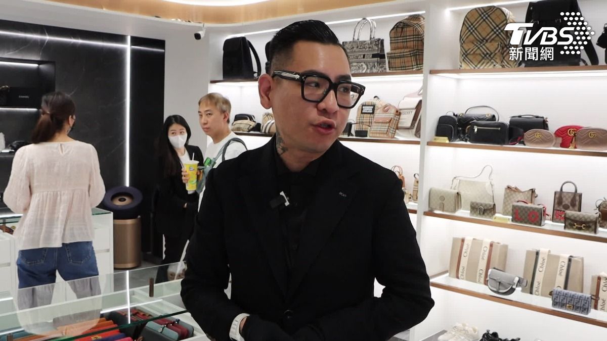 蹦闆帶領《TVBS娛樂頭條》開箱豪華精品店。(圖/TVBS)