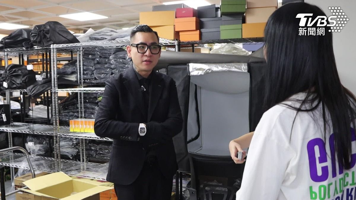 蹦闆帶領《TVBS娛樂頭條》開箱豪華精品店。(圖/TVBS)