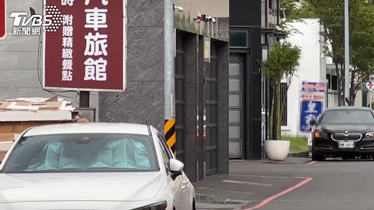 17號晚間警方在台南安平一間汽車旅館外逮捕顏大鈞。（圖／TVBS）