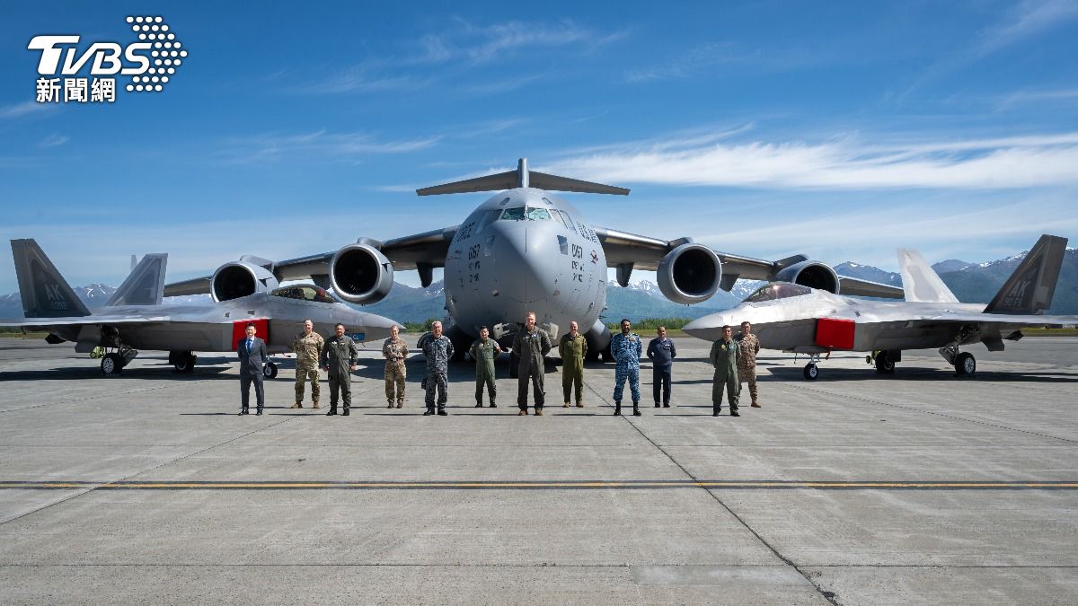 我國空軍將領以觀察員身分出席「紅旗-阿拉斯加25-2」演習,我國非首次獲邀,但這是美軍第一次曝光照片。(圖片來源/DVIDS)