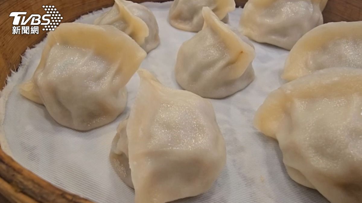 米其林必比登推介的知名蒸餃店,傳出發票爭議。(圖/TVBS)