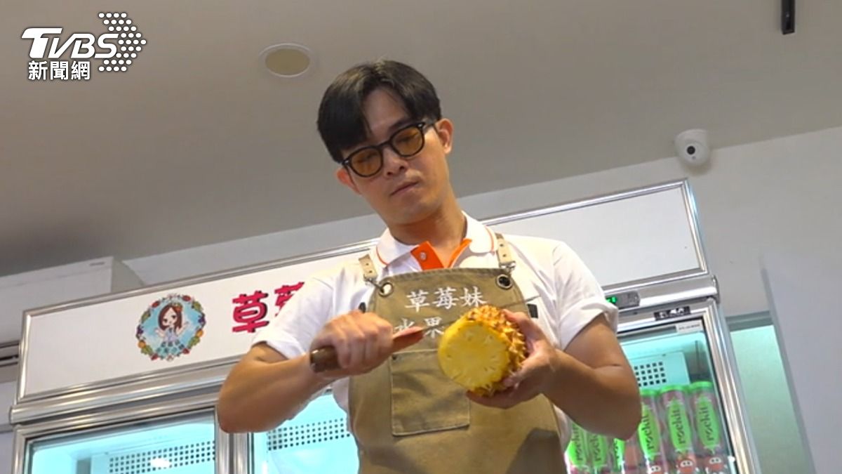 董季鑫英勇救援女子。(圖/TVBS)