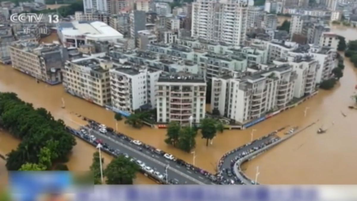 肇慶懷集縣城被土黃色泥水淹沒,店家一樓幾乎全泡水。(圖/CCTV-13)