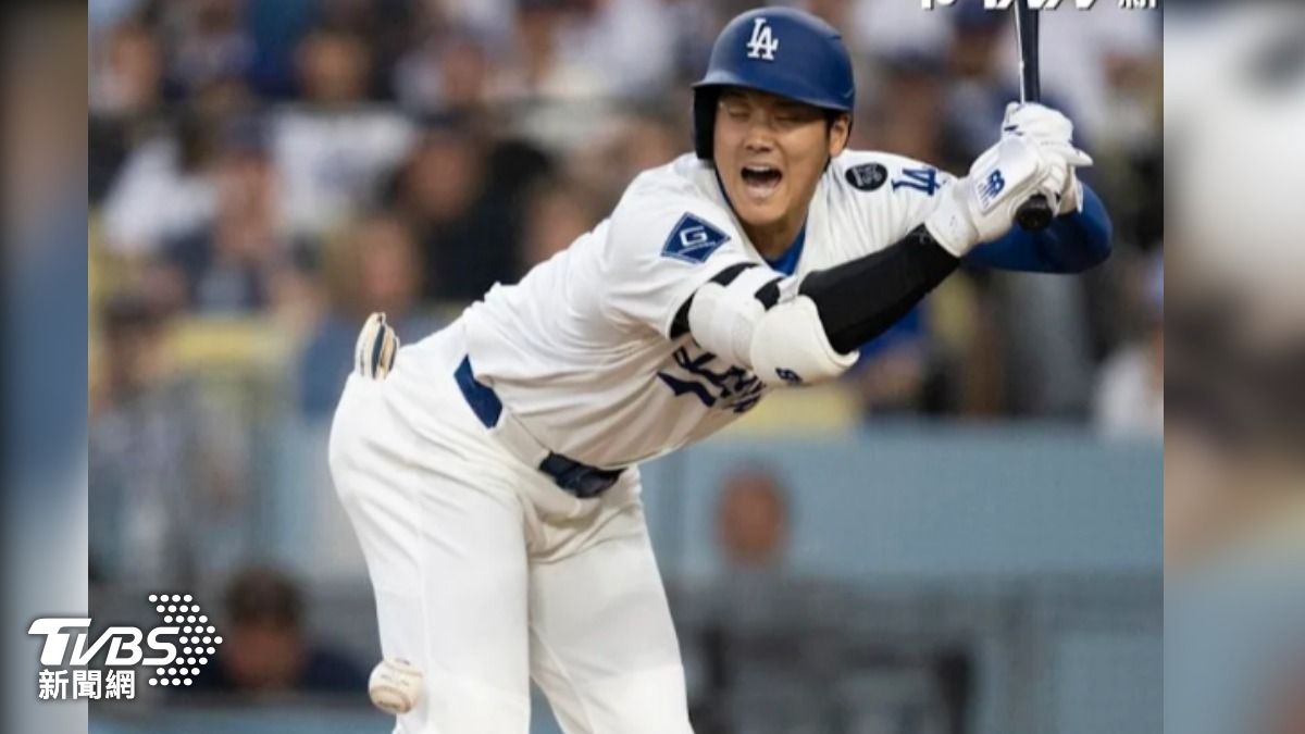道奇隊大谷翔平遭觸身球擊中右大腿。(圖/AP 美聯社)