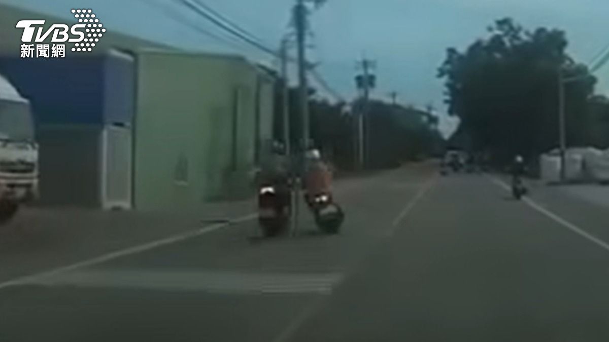 紅牌重機騎士逆向超車撞上左轉騎士。(畫面翻攝自臉書爆料公社)