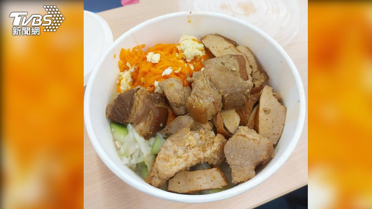 酷澎臨時工一天薪資破5千元,還有免費接駁車、便當、零食、飲料。(圖片來源/民眾提供)