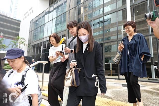 余思敏則在友人及律師的陪同下到場。(圖/香港01)