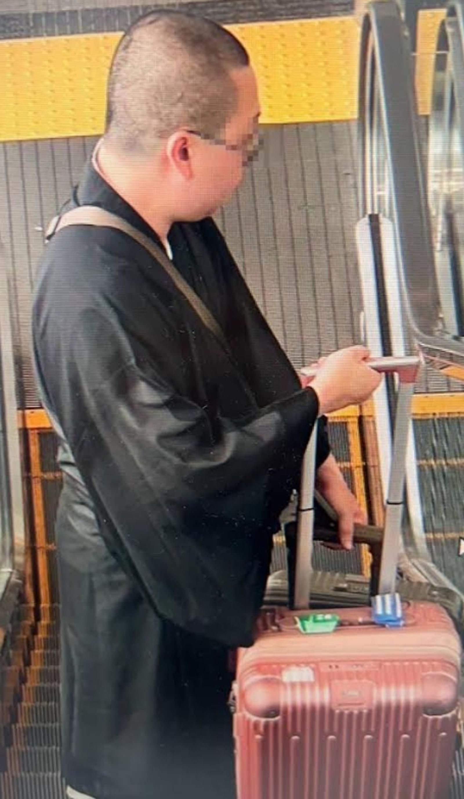 1名男子變裝當和尚,從日本成田機場免稅店夾帶560條加熱菸闖關回台。(圖/翻攝畫面)