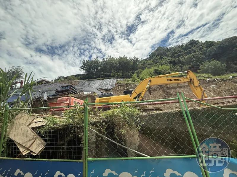 農民控訴擋土牆也被掏空。(圖/鏡週刊)
