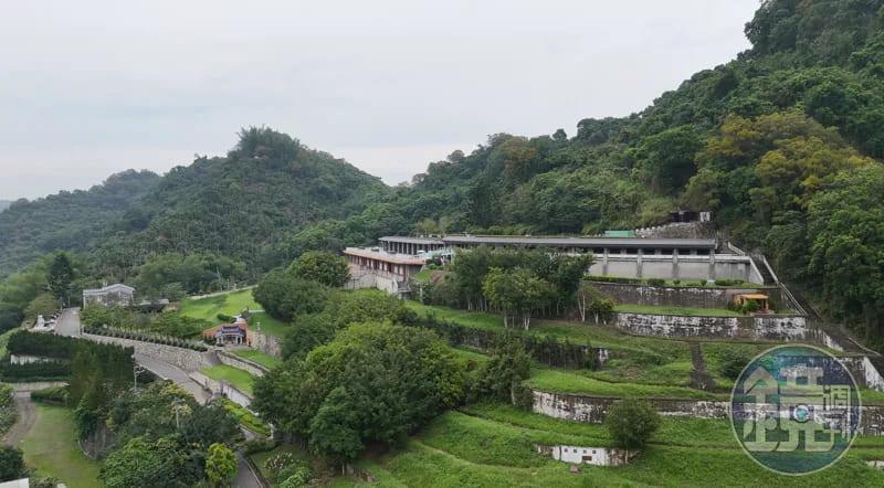 從以前的照片可以發現,山上原本應該是樹木和草地綠油油的一片。(圖/鏡週刊)
