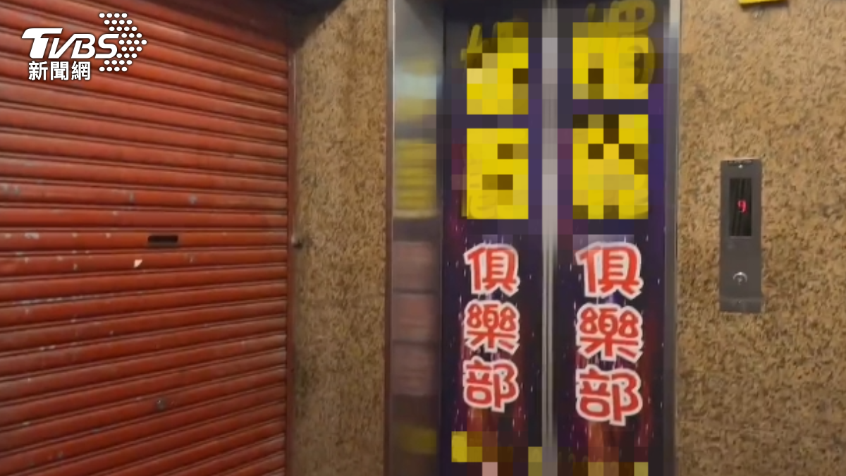 基隆某間小吃店傳出有女侍脫衣陪酒情事。(圖/TVBS)