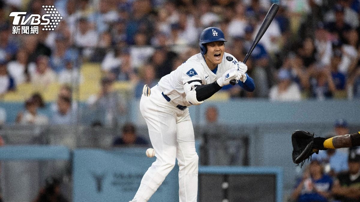 大谷翔平遭觸身球擊中。(圖/達志影像美聯社)