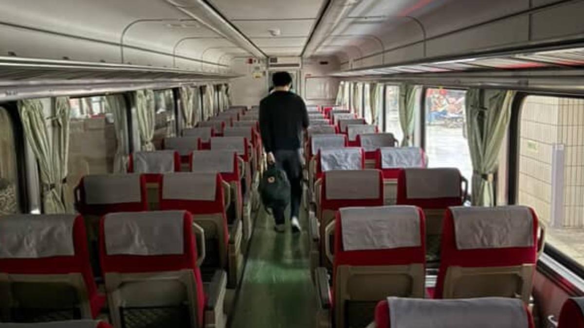 旅客在車上等了將近90分鐘,終於在台北站下車。(圖片來源/Threads@herochao提供)